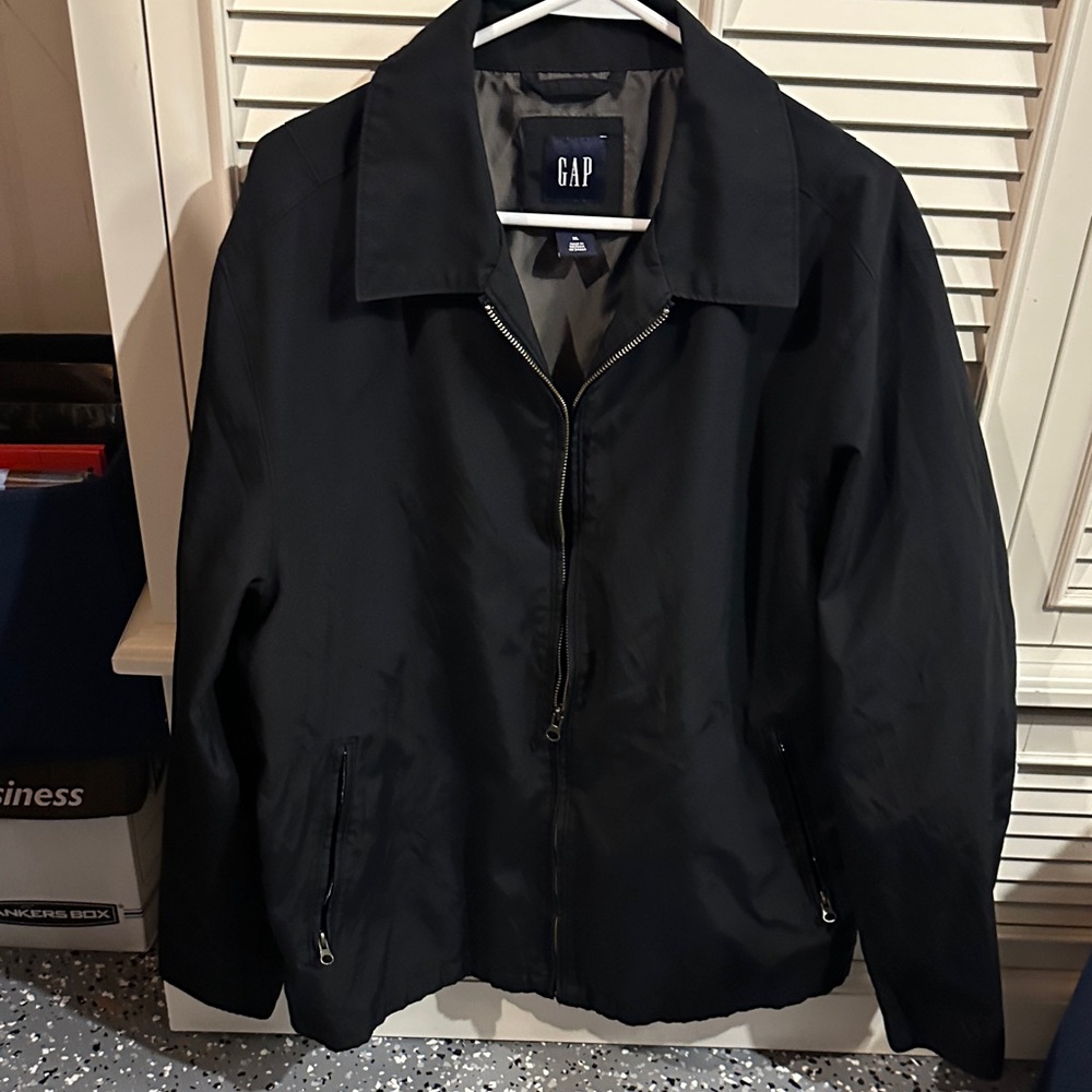 GAP Men's Classic Black zip front jacket with side pockets